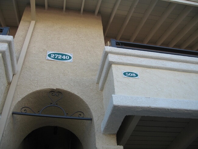 Entry, Unit 508 - 27240 Luther Dr