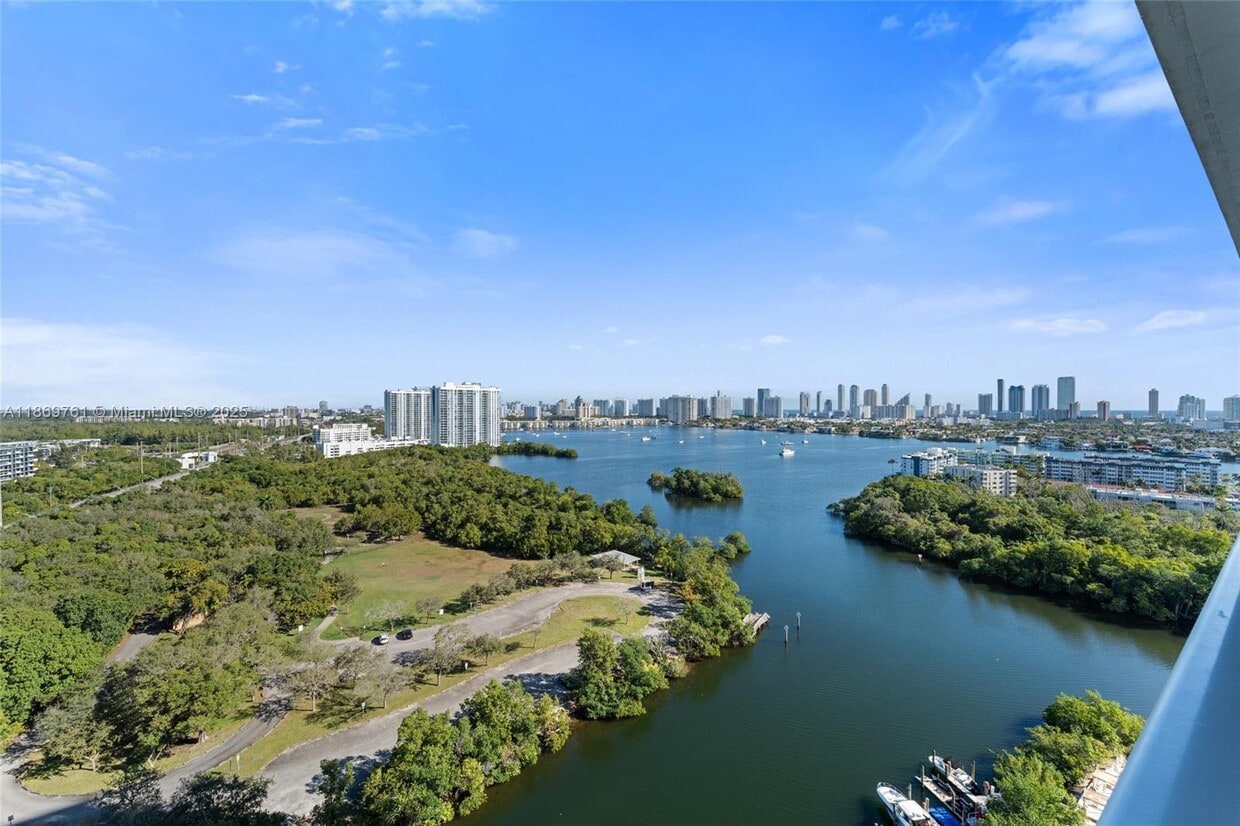 Foto principal - 16385 Biscayne Blvd