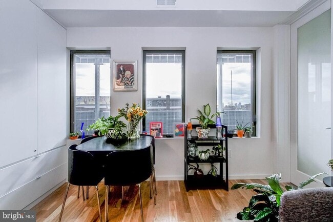 Foto del edificio - 1942 N Front St