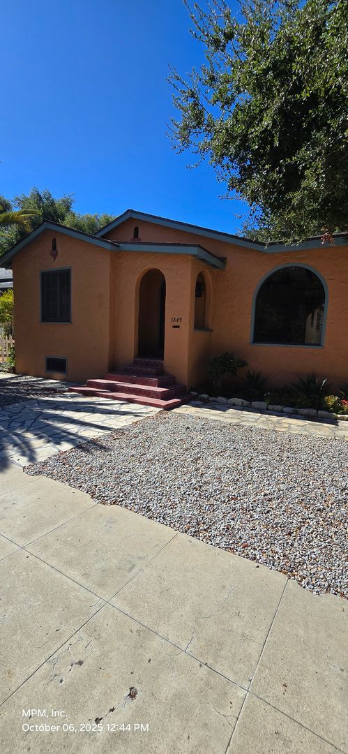 Foto del edificio - 3 Bedroom 1.5 bath with large basement  and carport.