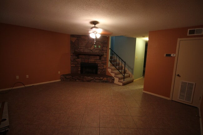 Building Photo - 2331 Justin Ln