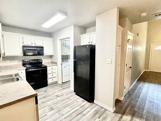 Foto del edificio - Quiet, Well-Maintained 2Bed/2.5Bath Home – Prime Fayetteville Location!