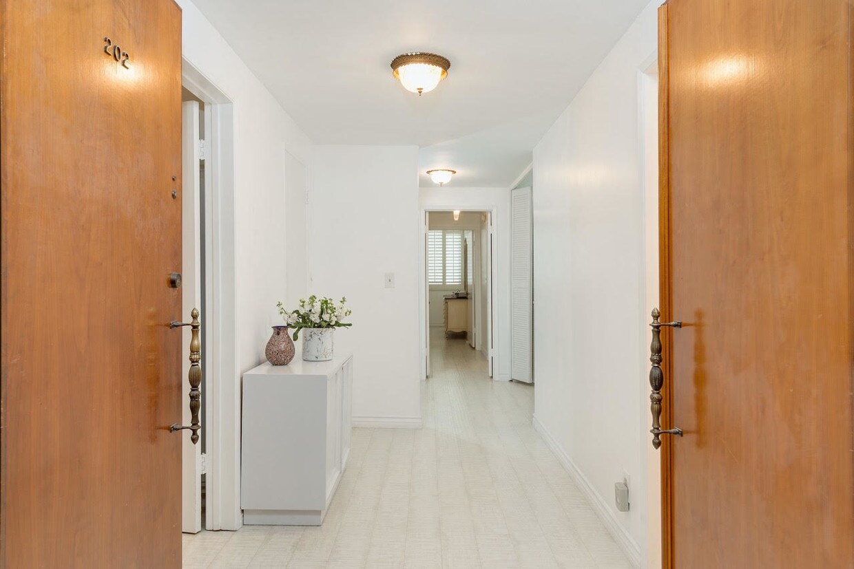 Entrada - 125 S Elm Dr