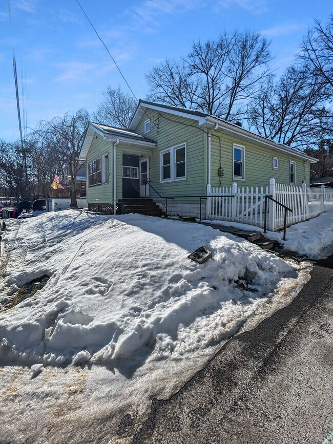 Foto del edificio - Welcome to this charming 2-bedroom, 1-bathroom home located in the heart of Crescent Township, PA