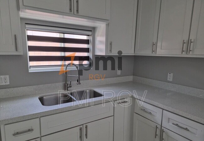 Foto del edificio - 2113 Elsham Ave