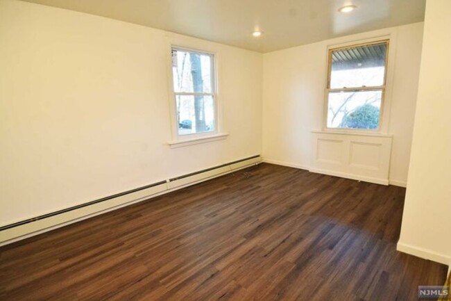 Building Photo - 208 W Palisade Ave