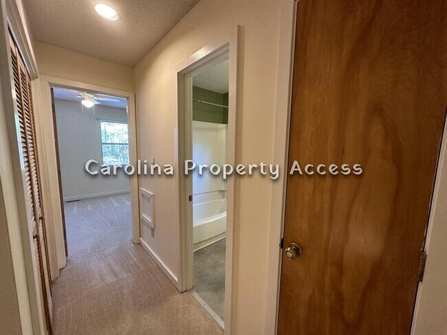 Building Photo - 213 Cedarwood Ln