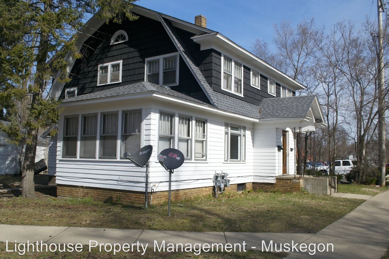 1029 Wood St, Muskegon, MI 49442 Condo for Rent in Muskegon, MI