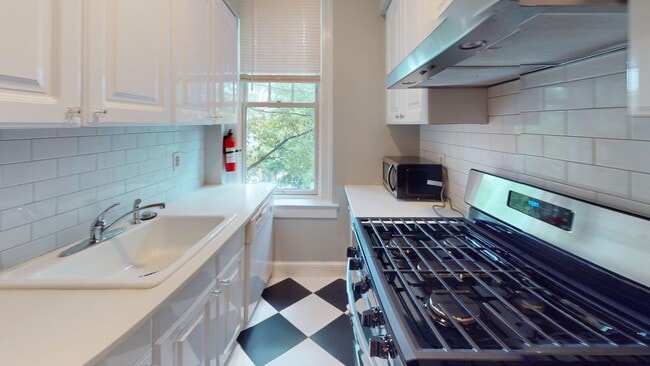 Building Photo - Updated Kalorama One Bedroom on Quiet Street