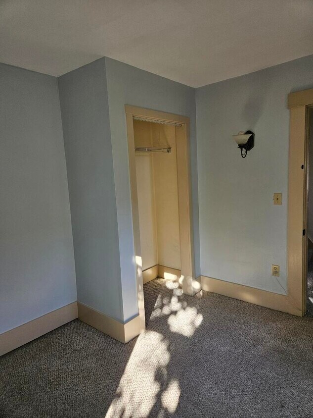 Bedroom for rent - 245 Locust St