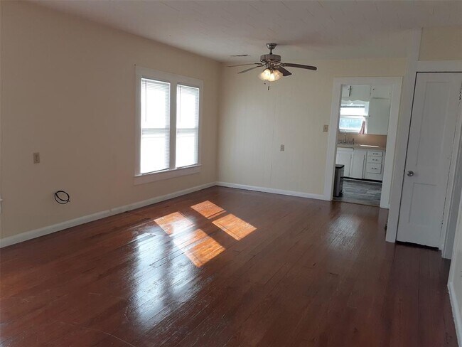 Foto del edificio - 7811 Lehman Rd