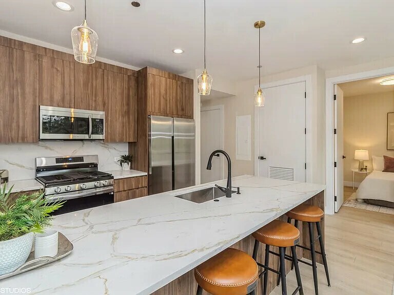 Foto principal - 3045 W Irving Park Rd