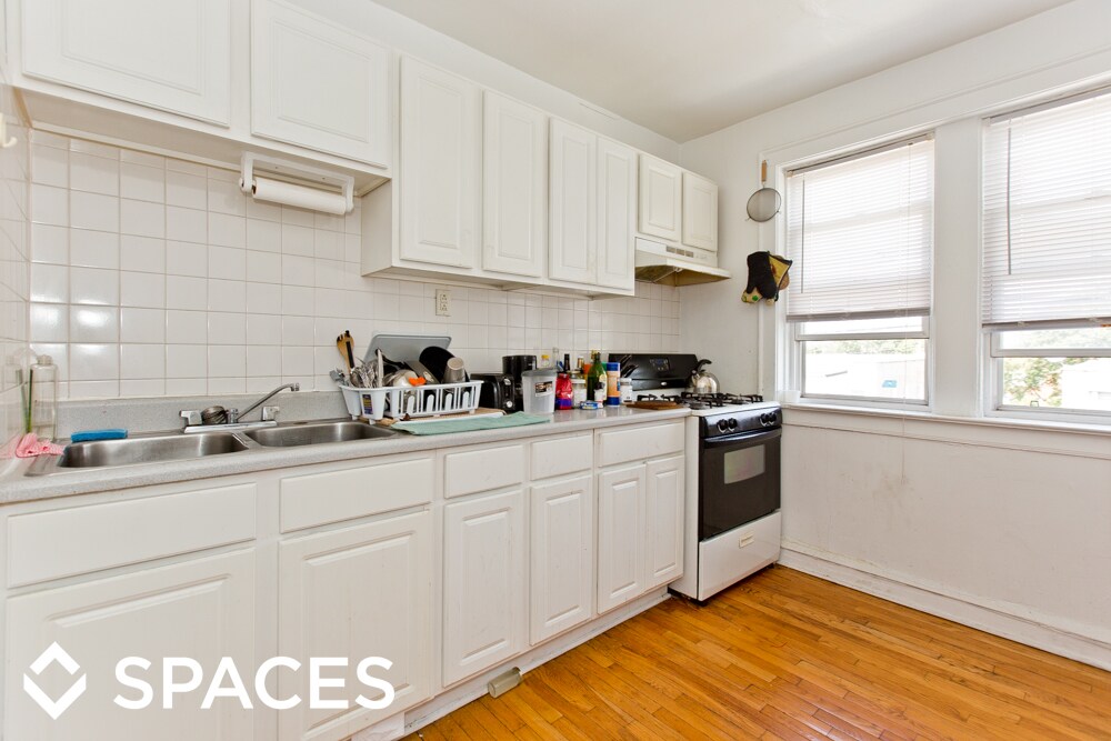 Foto principal - 2636 W Summerdale Ave