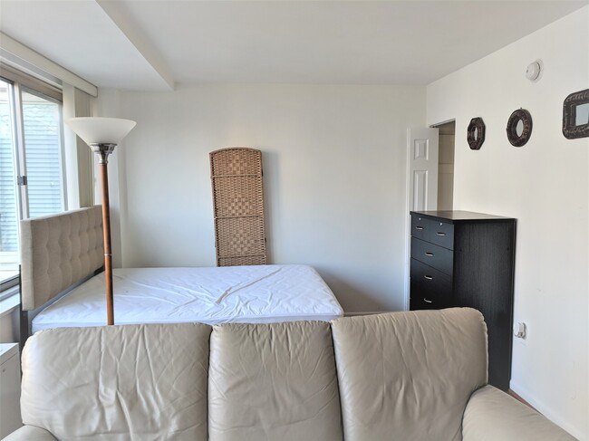 Queen size Bed - 922 24th St NW Apartments