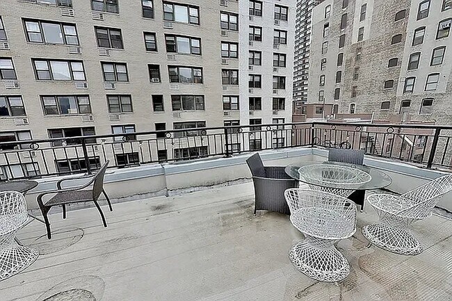 Foto del edificio - 326 E 35th St