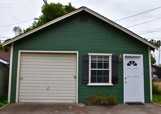Front view - 3850 Blanche St