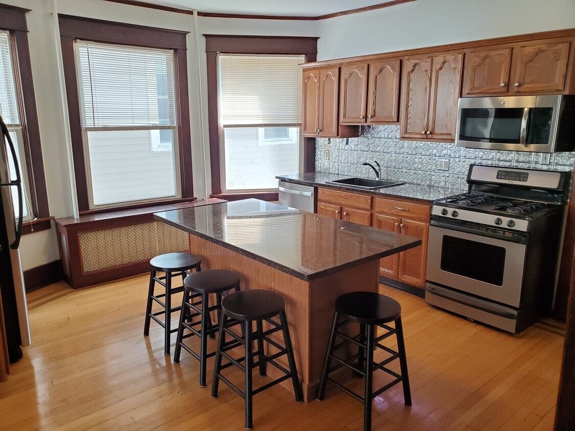 Very large, bright kitchen - 218 Ontario St