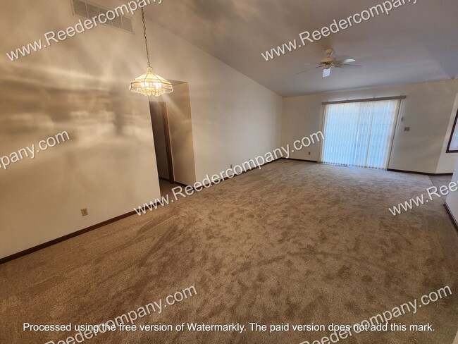 Foto del edificio - Spacious 3 bedroom 2 bathroom townhouse