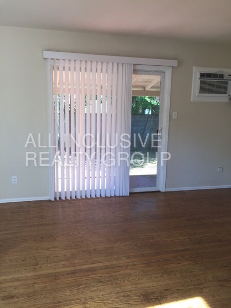 Foto del edificio - Beautiful Cottage! Large Yard!