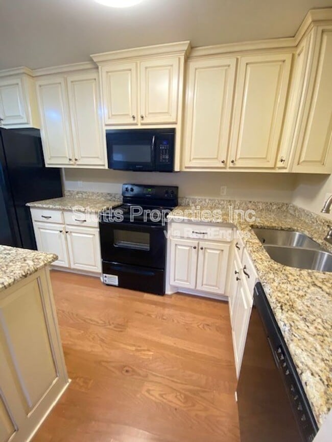Building Photo - 206 Hillsboro Cir