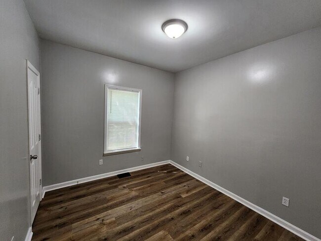 Building Photo - 1426 Eric St SE