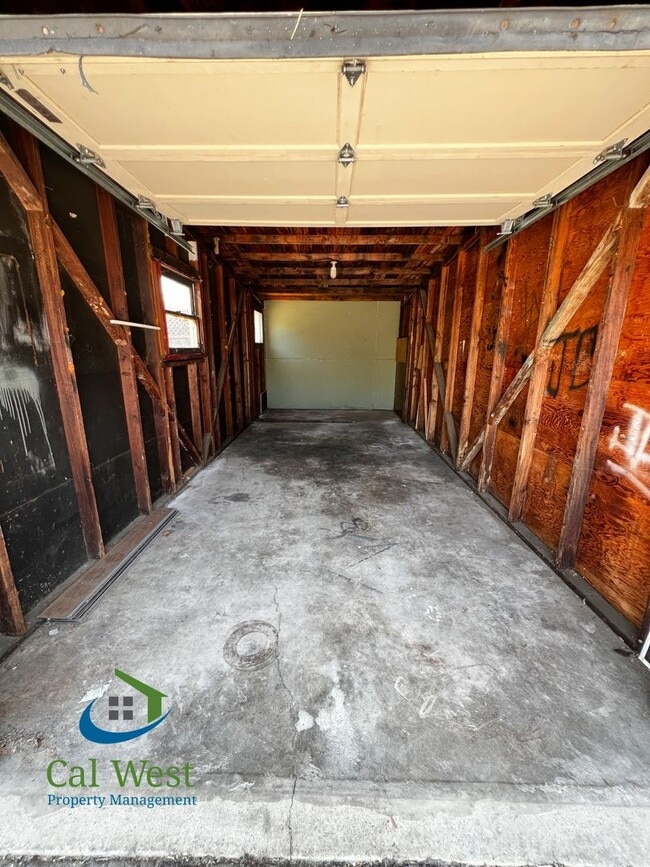Building Photo - $2,495 - Darling 2 Bedroom 1 Bathroom Dupl...
