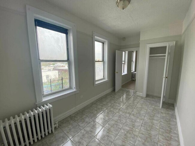 Building Photo - 3255 Steinway St