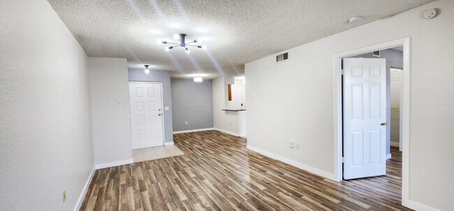 Foto del edificio - 2810 N Oakland Forest Dr