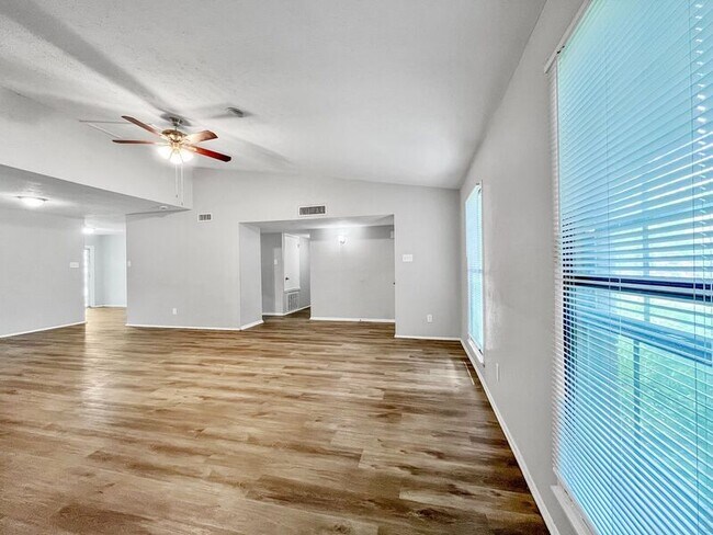 Foto del edificio - 7445 Emory Oak Ln