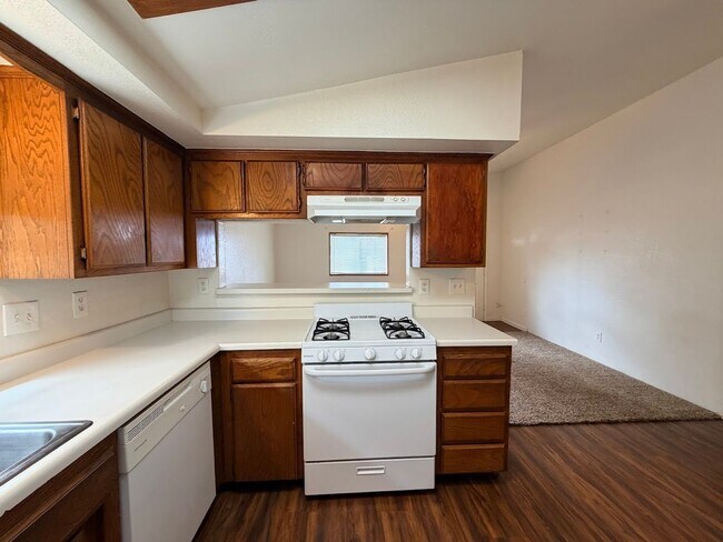 Foto del edificio - Well maintained home in convenient location w/seasonal landscaping incl.