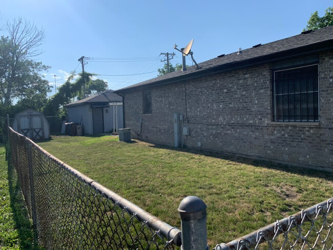 Building Photo - 14500 Oakley Ave