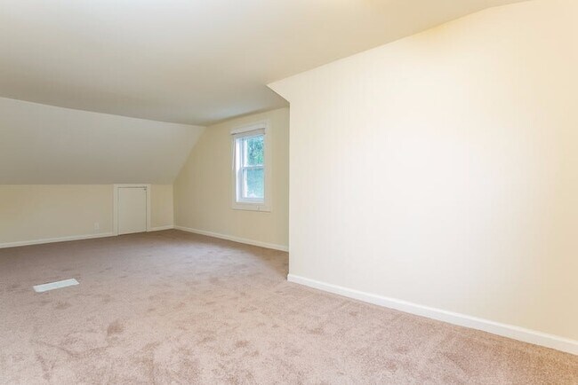 Building Photo - 302 Maple Ln