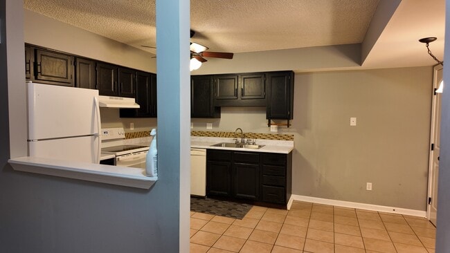 Building Photo - Spacious 2-Bed Townhome with Finished Basement, Pond View & Attached Garage in Fairfield