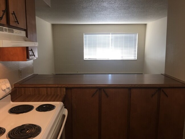 Building Photo - NW Reno 2 Bedroom Apartment - It's Purrfect!