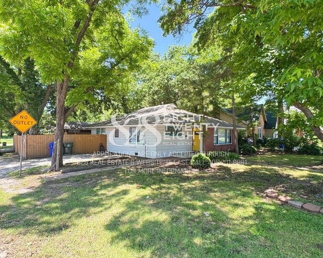 Building Photo - *AVAILABLE NOW!* 2 Bed/2 Bath Duplex Close to Campus Corner!
