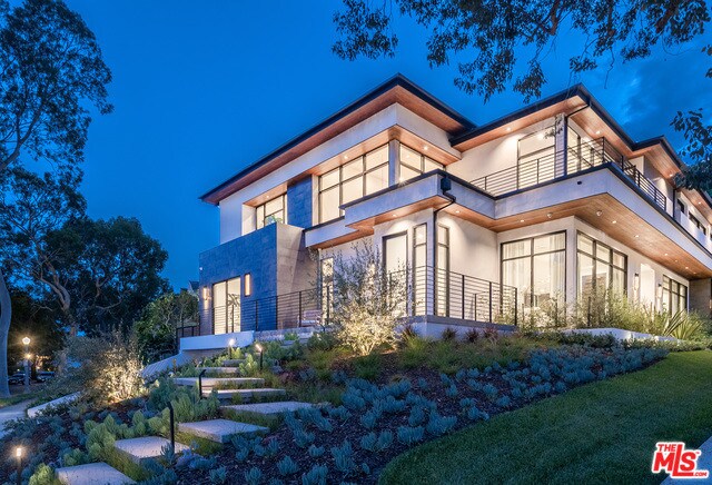 Foto principal - 2401 S Beverly Dr