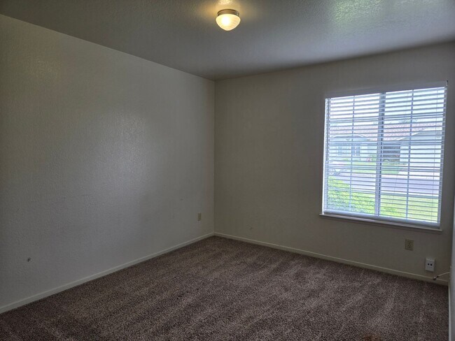 Foto del edificio - 348 Leffler Pl