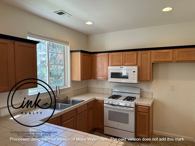 Building Photo - Cute townhome in Minden