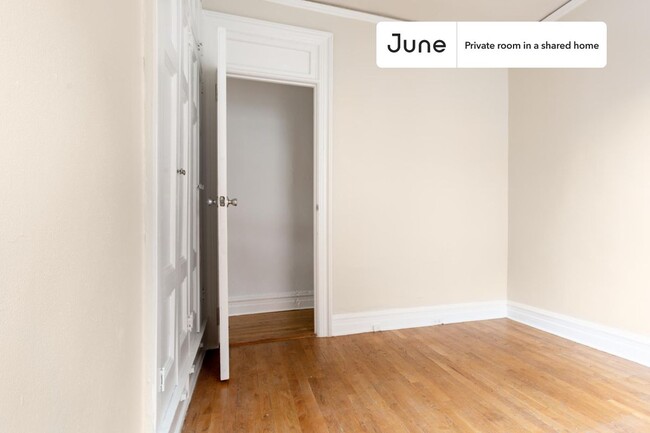 Building Photo - Private bedroom in 4 bed/1 bath Home