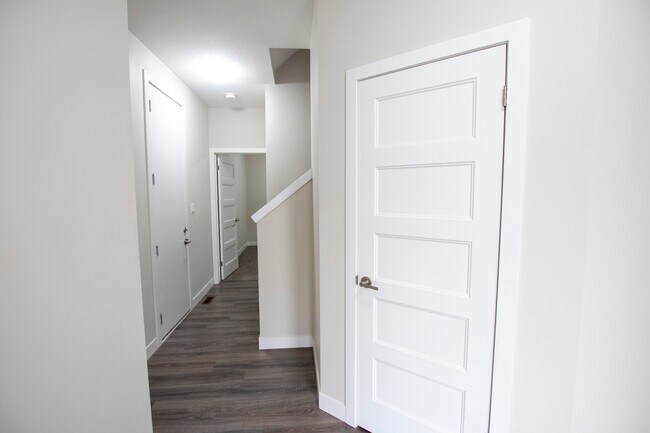 Photo du bâtiment - Gorgeous 3 Bedroom in Hyde Park * Garage *Main floor office * Avail July 1st. $2695+