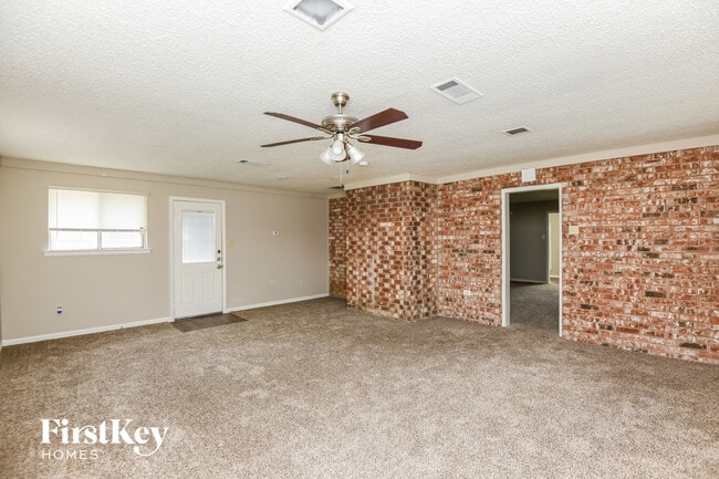 Building Photo - 2100 Cedar Ct