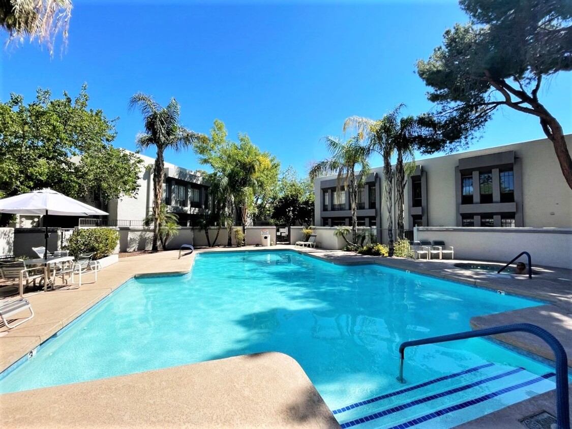 Foto principal - 2 Bedroom / 2 Bath Condo in a guard gated ...