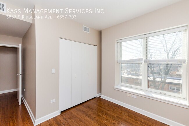 Foto del edificio - 6857 S Ridgeland Ave