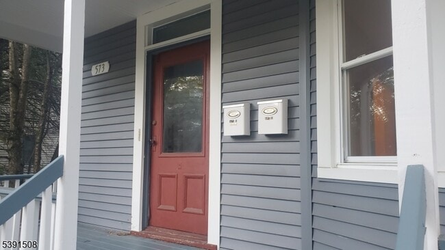 Building Photo - 573 Grove St