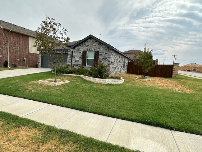 Building Photo - 3/2/2 Beautiful home located on large corn...