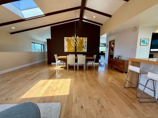 Foto del edificio - Unique 4 Bedroom House with OCEAN VIEWS in Sunset Cliffs! Fully Furnished! 6 Month Lease Term!