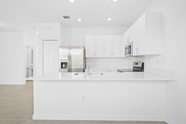 Building Photo - Brand new 3 bed 2.5 bath Townhouse with ya...