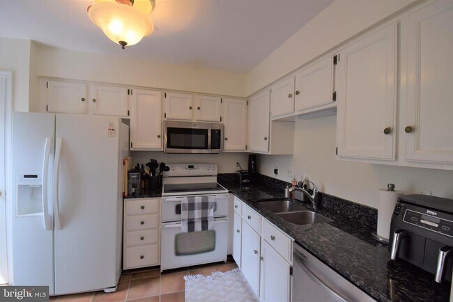 Building Photo - 6223 Abbottsbury Row