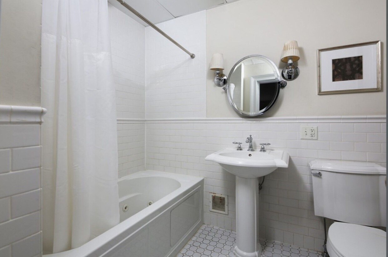 Building Photo - 296 Marlborough St