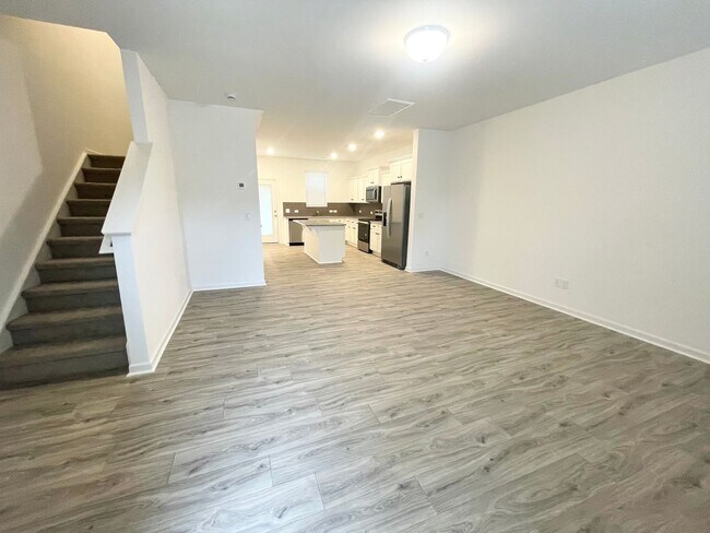 Foto del edificio - Charming 3-Bedroom Townhome Near Jack Alexander Blvd - APRIL MOVE IN SPECIAL
